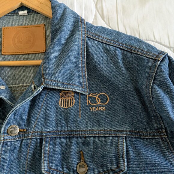 Union Pacific Jean Jacket Men's XL Blue Railroad Portland Service Unit 150 Years - Picture 5 of 13